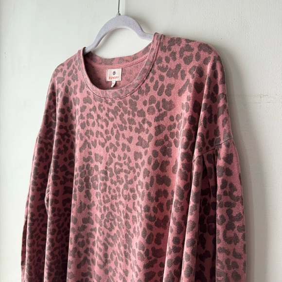 Sundry | Evereve Oversized Muted Pink Leopard Sweatshirt - Picture 3 of 10